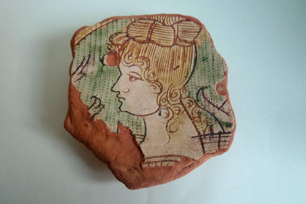 frammento di ceramica graffita con ritratto femminile; Museo Archeologico della Laguna di Marano, museo della laguna